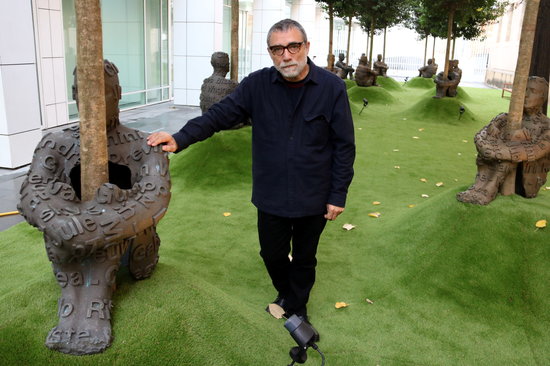 Jaume Plensa next to his installation The Heart of Rivers in Barcelona on November 29 2018 (by Pau Cortina)